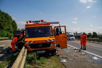 Boeblingen A81: Transporter faehrt auf Sicherungsfahrzeug auf.